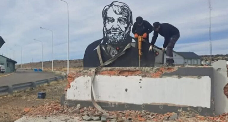 Demolición del monumento a Osvaldo Bayer: un acto de desprecio a la memoria y la cultura