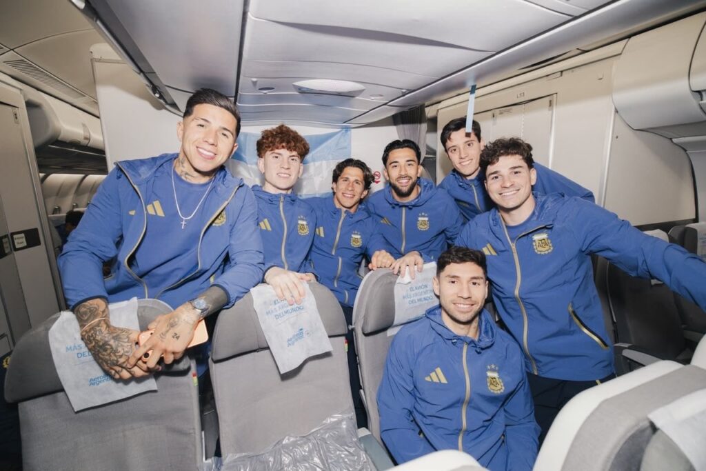 La selección argentina inició su viaje a Estados Unidos para la defensa del título mundial