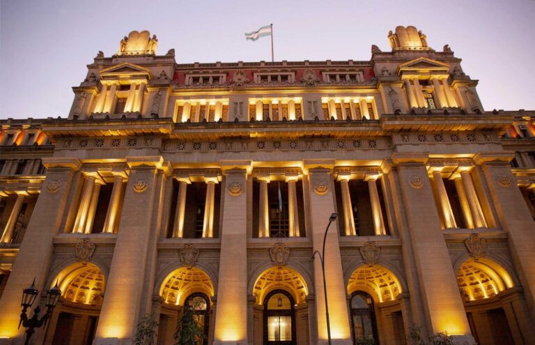 La Corte Suprema excluyó a una ART de la indemnización por la electrocución de un camionero