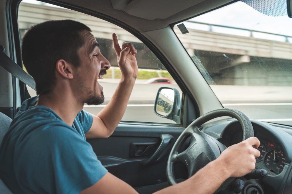 Bajar la música para estacionar se relaciona con el esfuerzo mental de las personas, según la psicología