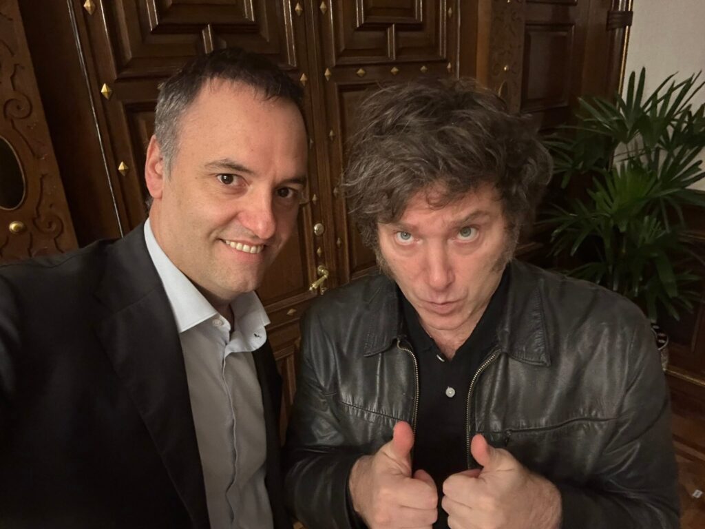 Milei, sobre Adorni: “Si la Justicia lo considera culpable, lo eyecto de una patada pero yo creo en su honestidad”