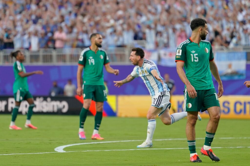 Argelia presentó una queja formal ante la FIFA por el arbitraje del partido contra Argentina