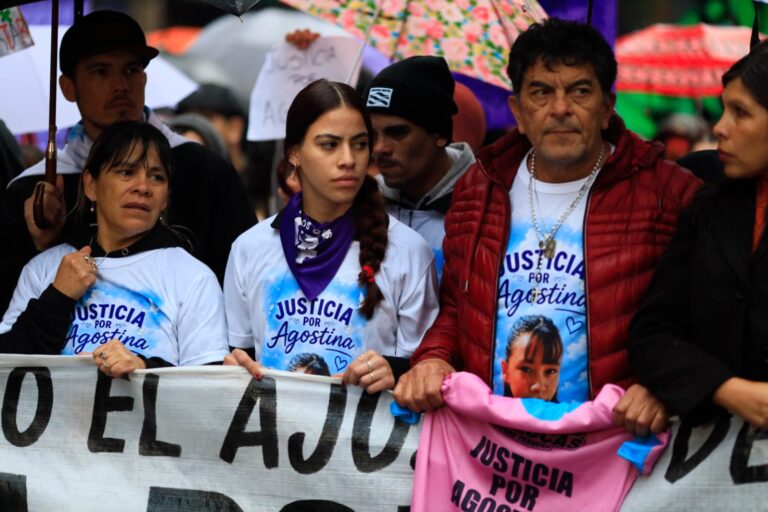 Los abuelos de Agostina Vega encabezaron en Córdoba la marcha en reclamo de justicia