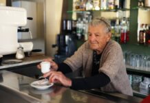 Anna Possi: La Barista Centenaria que Desafía el Paso del Tiempo