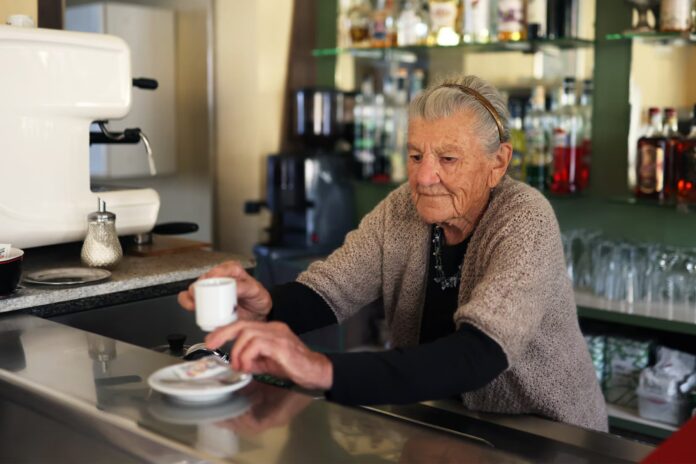 Anna Possi: La Barista Centenaria que Desafía el Paso del Tiempo