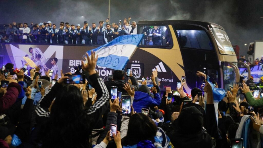 La Selección volvió del Mundial: multitud en Ezeiza, micro descapotable y un emotivo recibimiento