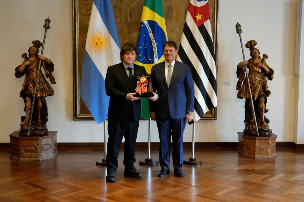 Javier Milei en Brasil: reunión con el gobernador de San Pablo y respaldo a Flávio Bolsonaro