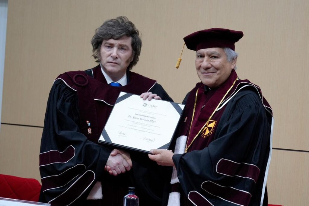 Javier Milei fue distinguido con un Doctor Honoris Causa por una universidad de Perú