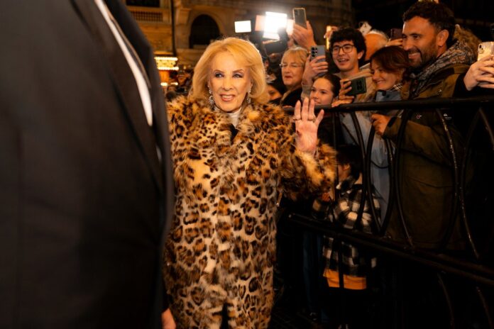 Mirtha Legrand Reacciona Divertidamente a los Besos de Vicuña y Lamothe en el Teatro