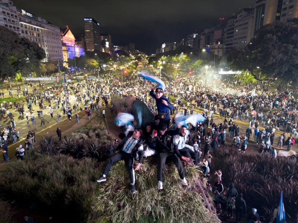 En la ciudad igual se festeja: con epicentro en el Obelisco y algo menos en los barrios, la gente agradece a la selección