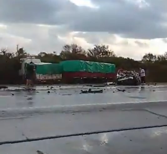 Tragedia en la autopista: dos muertos tras choque entre auto y camión