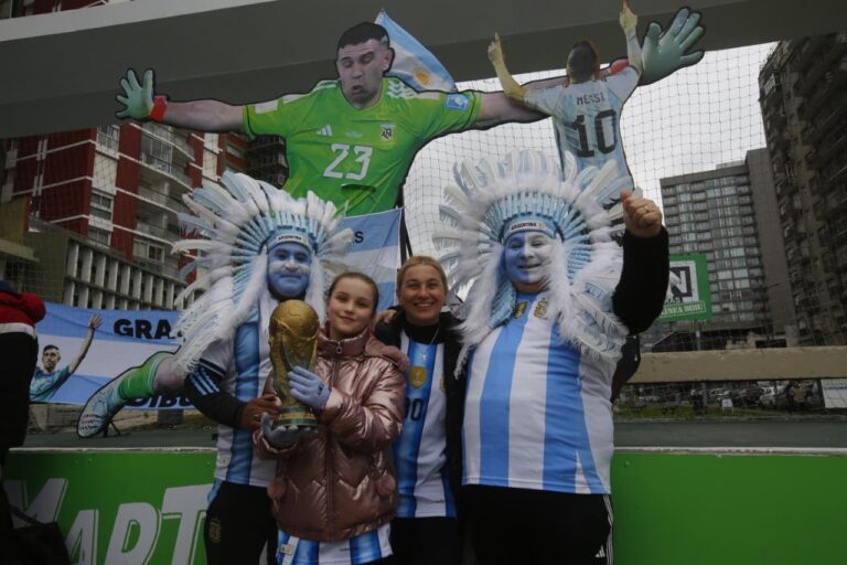 Un banderazo en Mar del Plata para pedirle  Dibu Martínez que siga en el seleccionado argentino