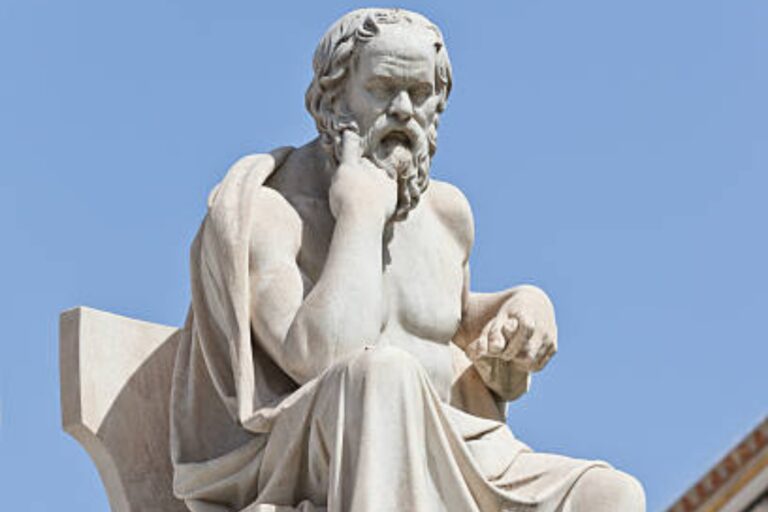 La Sabiduría de Sócrates: ¿Qué nos Enseña sobre la Amistad en Tiempos Modernos?