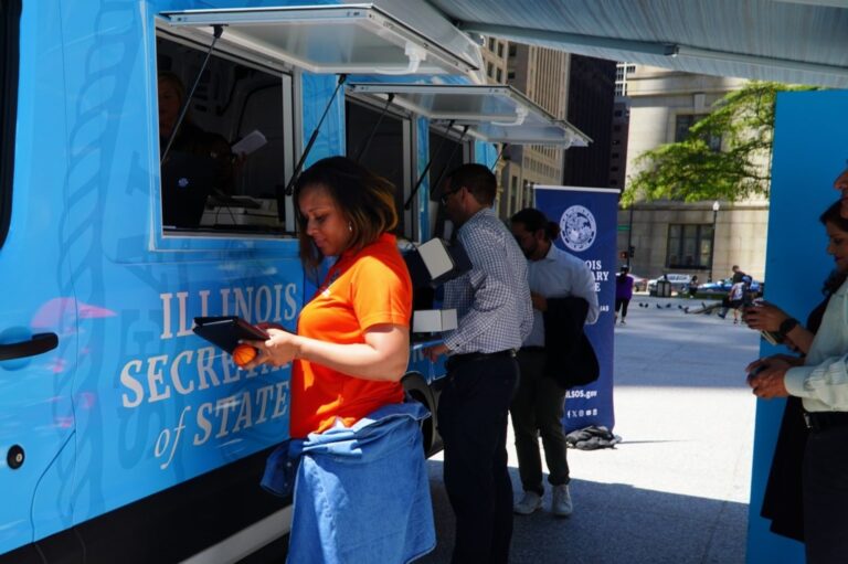 ¡No te lo pierdas! Illinois ofrecerá trámites del DMV en una oficina móvil durante la Feria Estatal