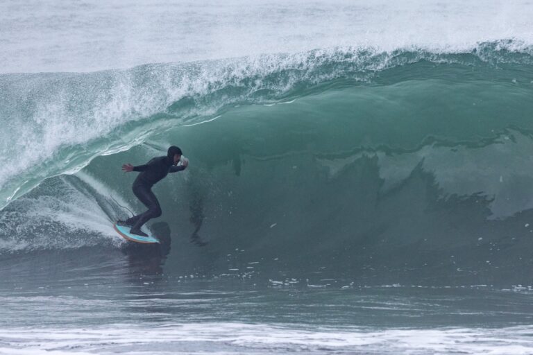 Ramón Navarro: El surfista que conquista las olas más imponentes del mundo