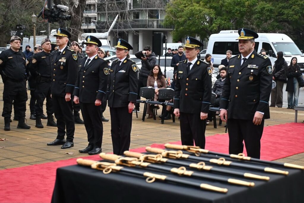 Reconocimiento a la Policía de la Ciudad: Espadines para cinco comisarios generales