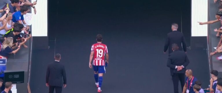 Julián Álvarez y su inesperado gesto ante la afición del Atlético de Madrid
