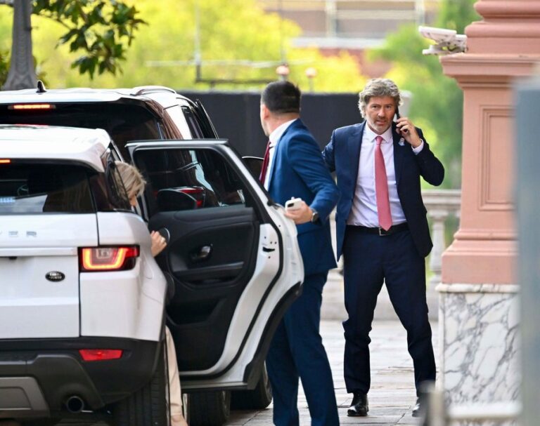 Encuesta revela que varios ministros tienen peor imagen que Adorni