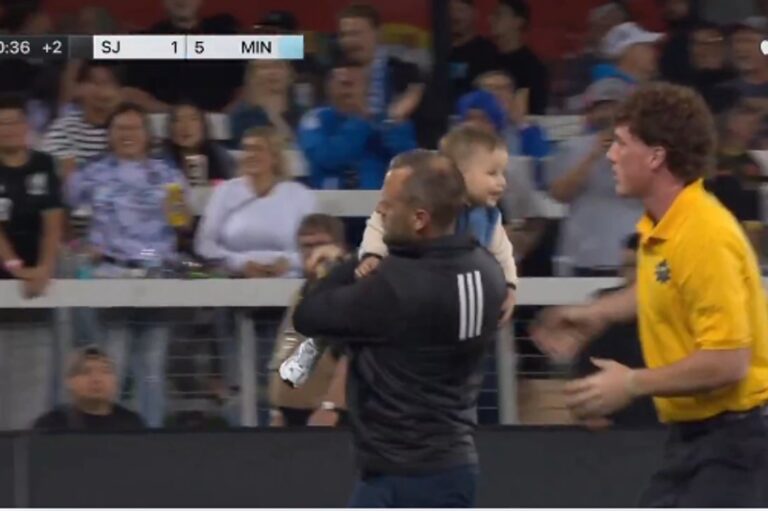El inesperado ingreso de un bebé interrumpe un partido de la MLS