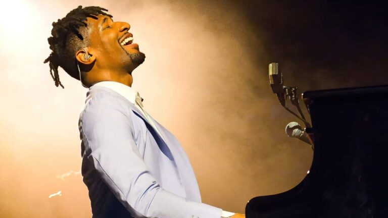 Jon Batiste Fusiona Mozart con el Alma del Jazz en su Nuevo Álbum