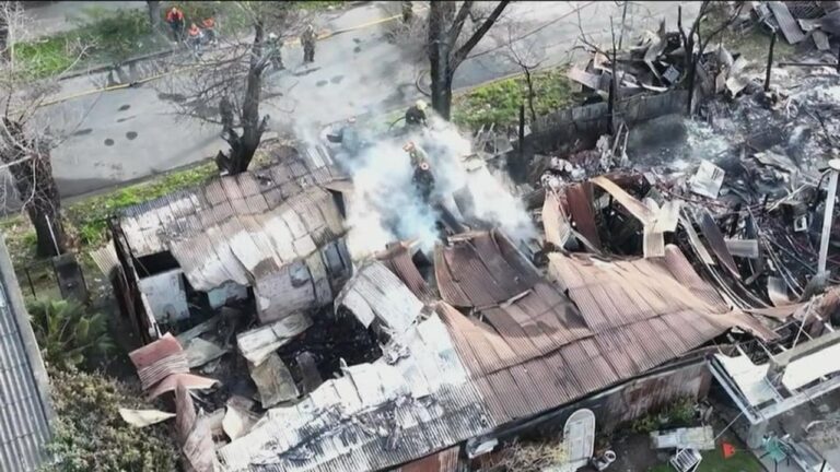 Incendio devasta depósito de maderas y afecta a familias en Morón