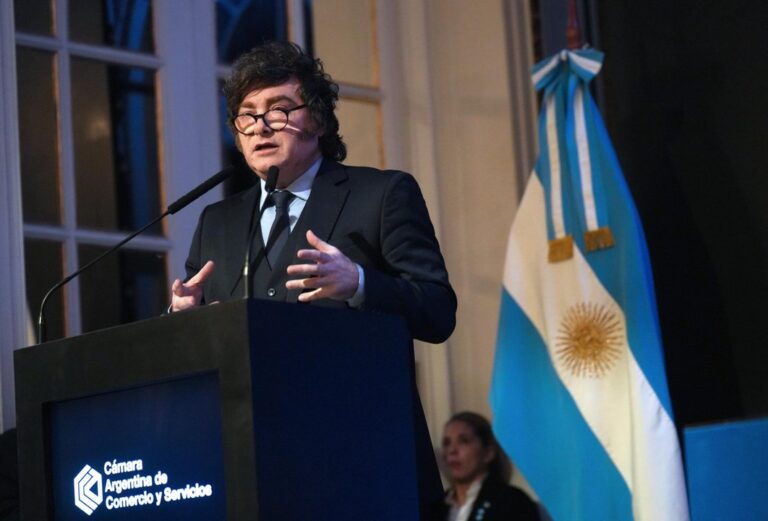 El Gobierno impulsa paritarias para asegurar salarios mínimos de $1 millón