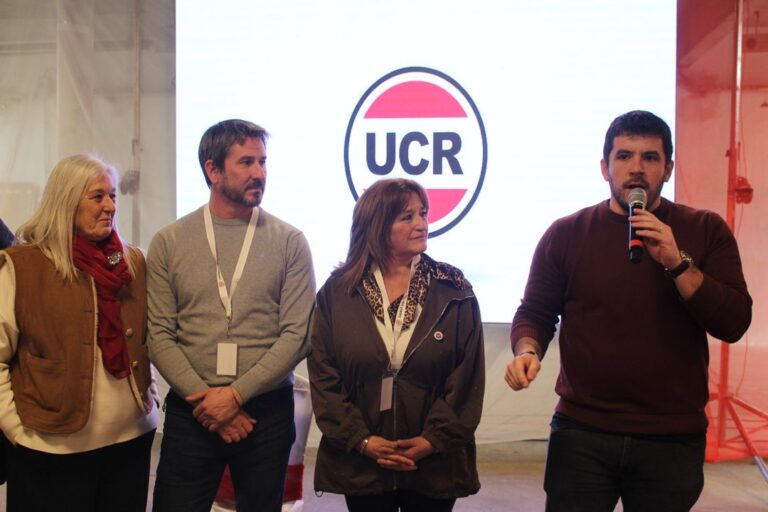 Chiarella llama a construir una alternativa nacional durante la asunción de nuevo líder radical en Chubut