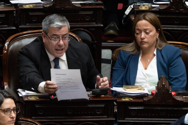 Oposición en el Congreso logra 133 votos para debatir sobre endeudamiento familiar