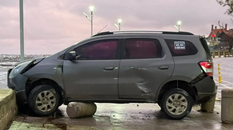 Casi una tragedia en Mar del Plata: camioneta descontrolada por el viento impacta contra paredón