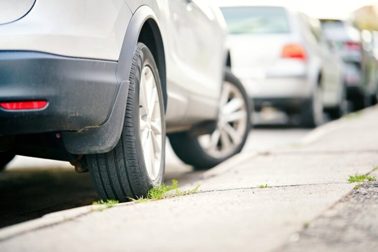 Los Errores Comunes al Estacionar que Pueden Dañar Tu Auto