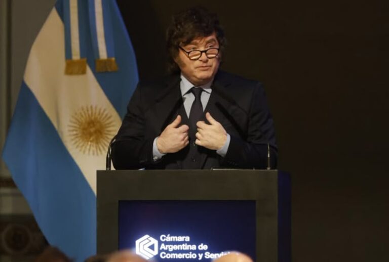 Javier Milei Defiende su Modelo Económico y Respalda a Sturzenegger en un Discurso Contundente