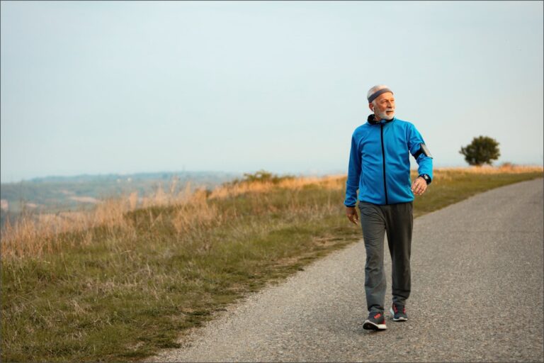 Caminar 20 Minutos Diarios: La Clave para la Salud de los Mayores de 70 Años