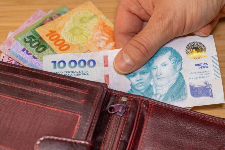 La lucha diaria por la estabilidad económica: más familias buscan empleo y enfrentan deudas crecientes