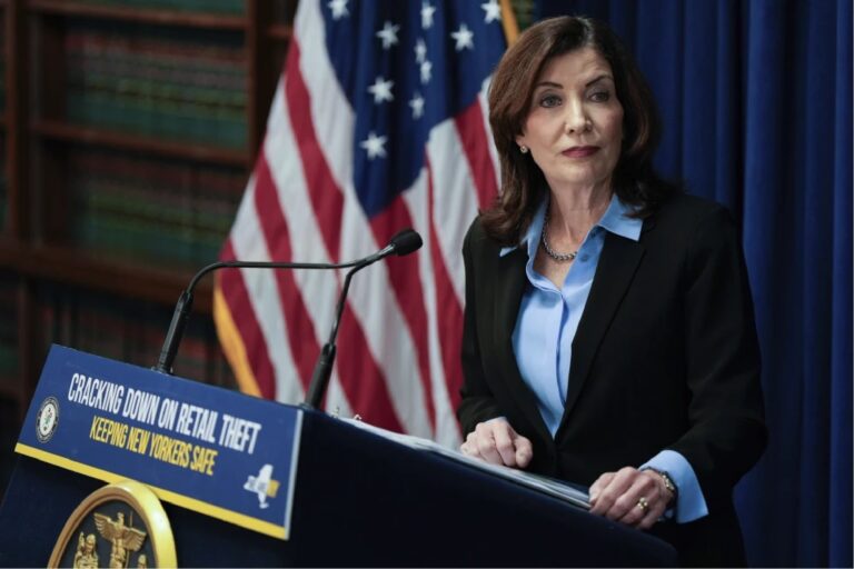 Kathy Hochul Anuncia Aumentos Salariales y Nuevos Beneficios para 60,000 Trabajadores de Nueva York