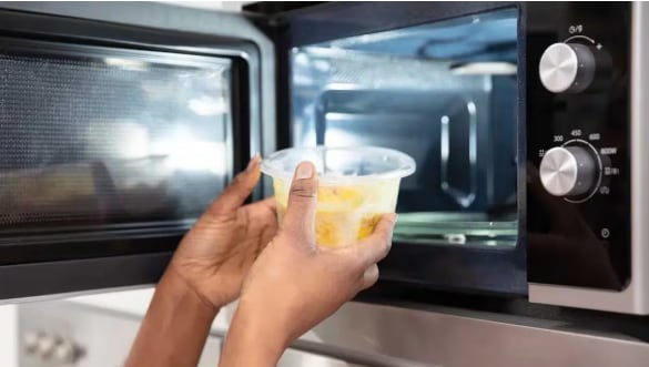 Los Riesgos Ocultos del Microondas: Consejos de un Experto para Cocinar de Manera Segura