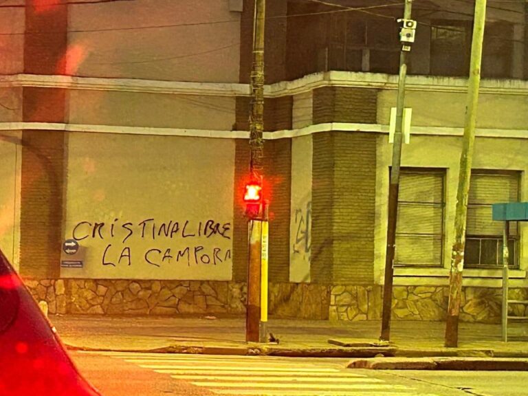 Lanús Inicia Investigación por Vandalismo Político: Denuncian Pintadas de ‘Cristina Libre’