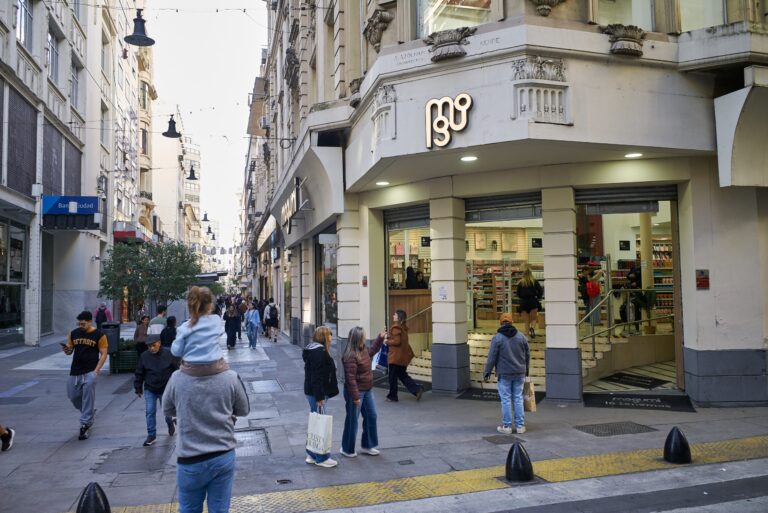 El Renacer del Microcentro: Los Bazares Chinos Transforman el Corazón Comercial