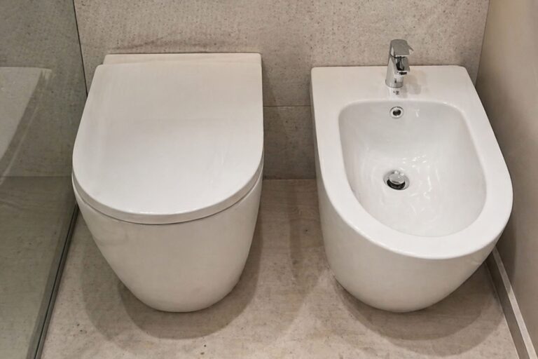 El Secreto Detrás del Agujero en el Bidet: ¿Por Qué Esencial en Tu Baño?