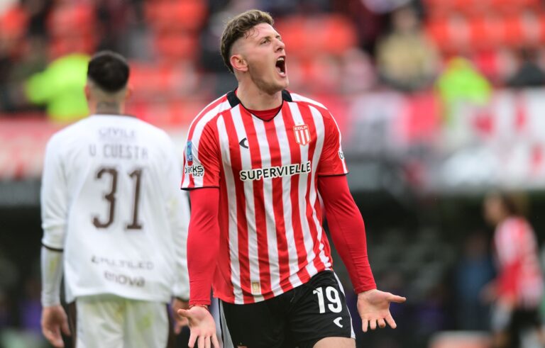 Estudiantes se impone a Platense con un gol en el descuento y brilla sus delanteros