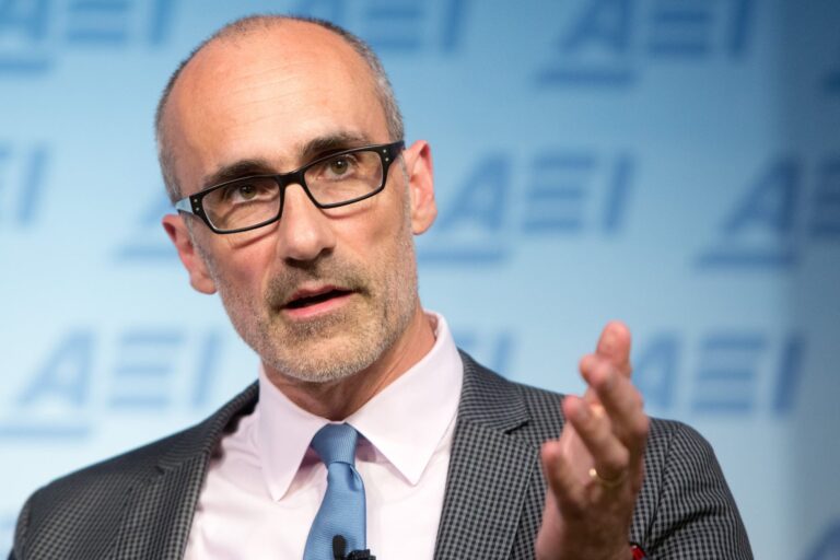 La Sabiduría que Llega con la Edad: Arthur Brooks Sobre la Inteligencia Después de los 40