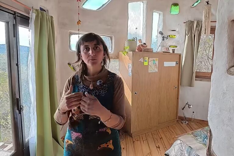 La revolución de las tiny houses: Mariana construye su hogar con parabrisas y barro