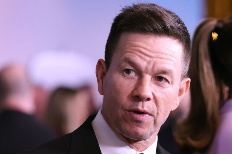 Mark Wahlberg se pronuncia sobre la presión que enfrenta Messi tras su renuncia a la selección