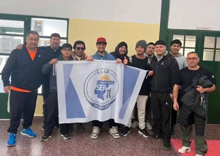 Polémica por el Uso de Bandera Partidaria en Entrega de Zapatillas en una Escuela