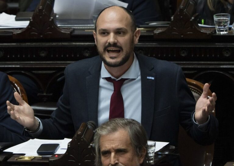 Santiago Santurio Defiende el Rumbo del Gobierno y Aboga por el Diálogo en Discapacidad