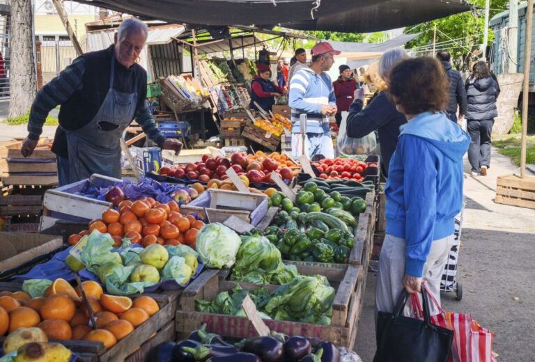 El 76% de los Argentinos Endeudados Usa Créditos para Gastos Esenciales