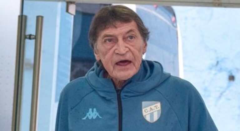Falcioni denuncia arbitraje tras derrota agónica: «Parece que la banda volvió a tocar»