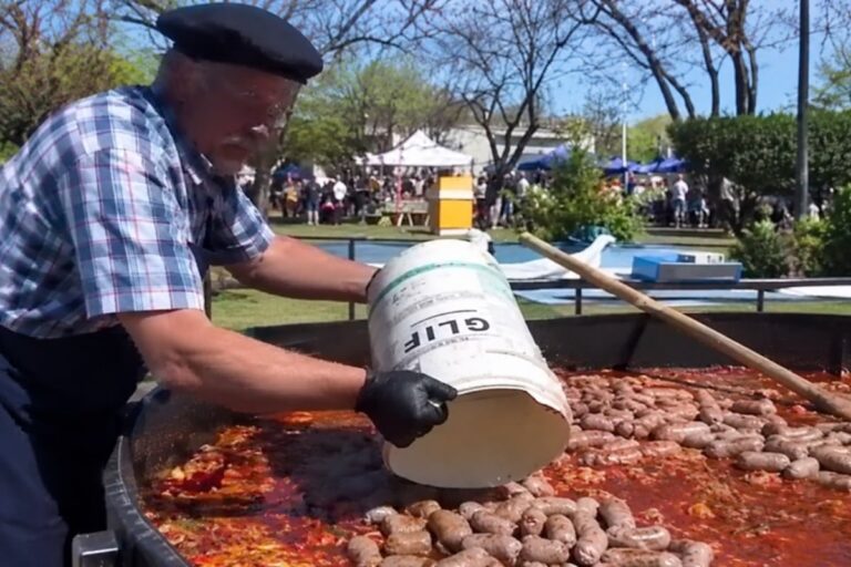Escándalo en fiesta local: Cocinan chorizos en un recipiente de glifosato