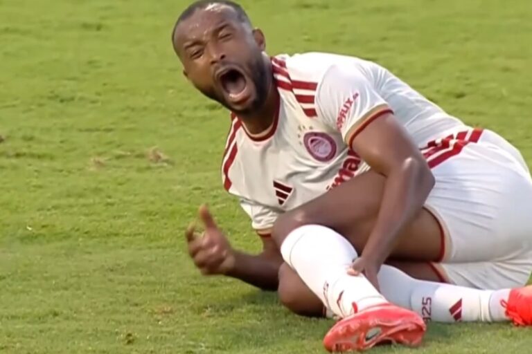 Ayoub El Kaabi sufre una grave lesión durante un partido en Grecia
