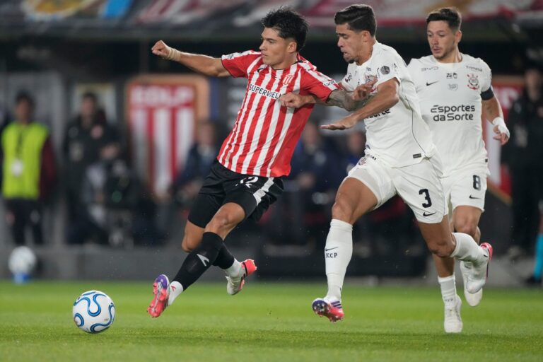 Corinthians y Estudiantes: El Clásico Sudamericano que Definirá un Semifinalista