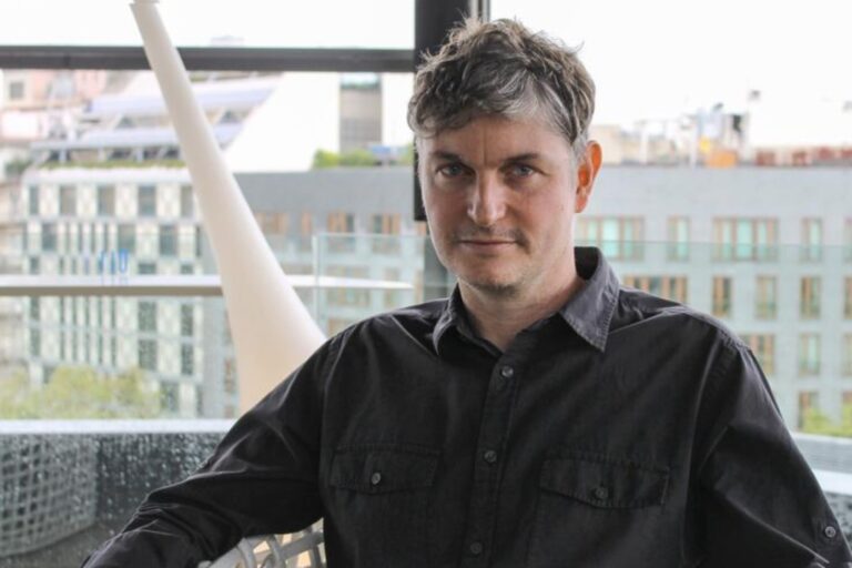 Enrique Díaz Álvarez advierte sobre la normalización de la crueldad en la sociedad contemporánea